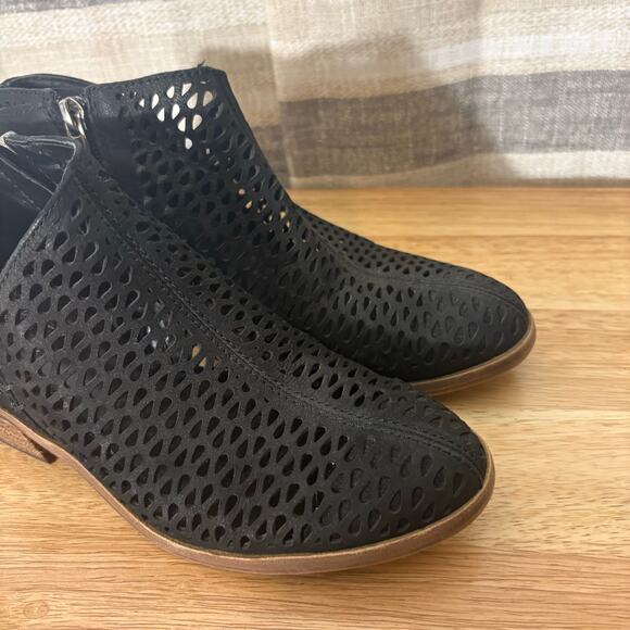 Vince Camuto Black Cut Out Ankle‎ Boots Size 5.5 - Picture 5 of 10
